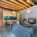 Holiday home Azulejo Riverside House & Balcony By Hostwise *