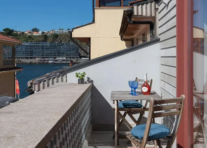 Azulejo Riverside House & Balcony By Hostwise