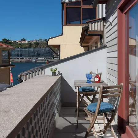 Azulejo Riverside House & Balcony By Hostwise