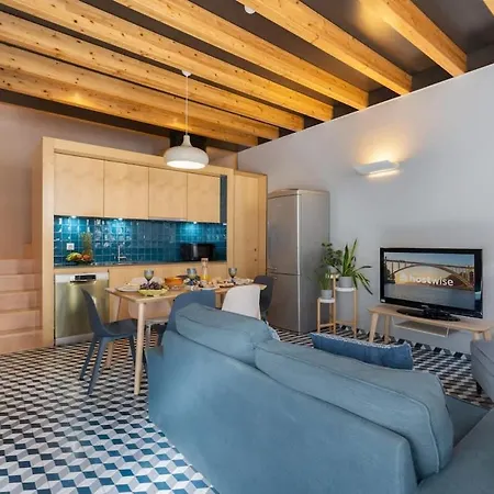 펜션 Azulejo Riverside House & Balcony By Hostwise *