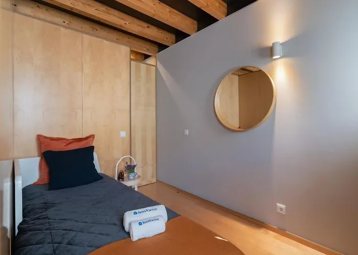 Azulejo Riverside House & Balcony By Hostwise