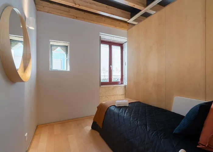 Azulejo Riverside House & Balcony By Hostwise