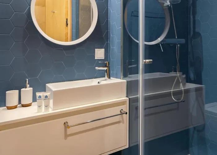 Azulejo Riverside House & Balcony By Hostwise *