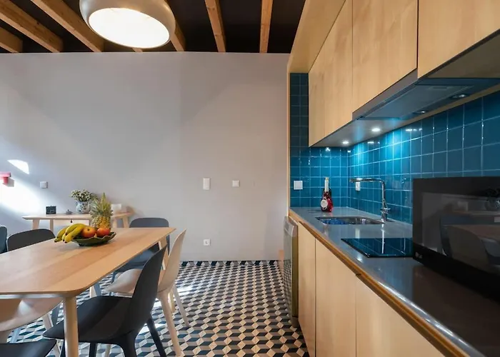 Azulejo Riverside House & Balcony By Hostwise